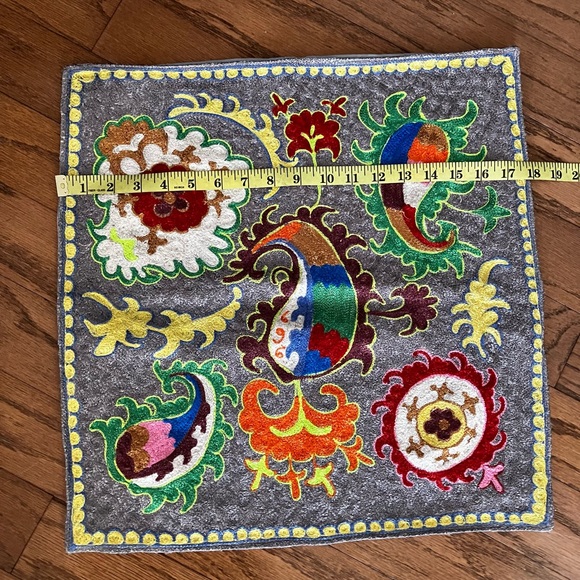 Beautiful embroidered decorative pillow case - Picture 5 of 7